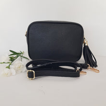 Lataa kuva Galleria-katseluun, ANGIE on kompakti mutta näyttävä crossbody, joka hurmaa ajattomalla muotoilullaan ja italialaisella laadulla. Laukussa on vetoketjukiinnitys ja kaunis tupsukoriste vetimenä. Sisällä on yksi tasku ja pieni avotasku sekä laadukas tekstiilivuorikangas. Tämä malli on yksi suosituimmista olkalaukuistamme – täydellinen arkeen ja juhlaan.
