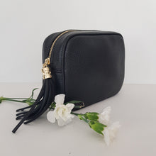 Lataa kuva Galleria-katseluun, ANGIE on kompakti mutta näyttävä crossbody, joka hurmaa ajattomalla muotoilullaan ja italialaisella laadulla. Laukussa on vetoketjukiinnitys ja kaunis tupsukoriste vetimenä. Sisällä on yksi tasku ja pieni avotasku sekä laadukas tekstiilivuorikangas. Tämä malli on yksi suosituimmista olkalaukuistamme – täydellinen arkeen ja juhlaan.