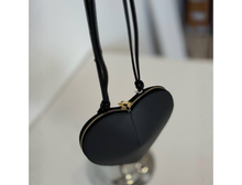 Lataa kuva Galleria-katseluun, Nahkainen sydan laukku
Koko: 20,5 × 16,5 cm
Materiaali: nahka
Kiinnitys: vetoketju
Hihna: säädettävä
Väri: punainen, greige, puuteriroosa, konjakinruskea, musta
Valmistusmaa: Italia