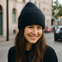 Lataa kuva Galleria-katseluun, LUCY - pipo, joka hurmaa pehmeydellään. Suloisen lämpöinen ja kevyt LUCY on angora- ja villasekoitteesta neulottu pipo, joka tuntuu pehmeältä ja ylelliseltä päässä. Leveä kääntöreuna antaa modernin ilmeen ja pitää korvat erityisen lämpiminä.