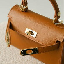 Lataa kuva Galleria-katseluun, NOE on italialainen nahkalaukku, joka yhdistää tyylikkyyden ja asenteen. Pieni, mutta vaikuttava – katseenvangitsija arkeen ja juhlaan.