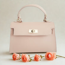 Lataa kuva Galleria-katseluun, Tyylikäs NOE on italialaisesta nahasta valmistettu olkalaukku, jossa yhdistyy klassinen muotoilu ja moderni ilme. Kullanvärinen kääntölukko tuo luksusta jokaiseen asuun, ja sisäpuolelta löytyy vetoketjullinen piilotasku tärkeimmille tavaroille.