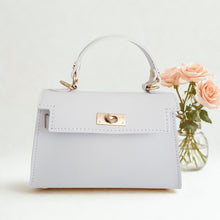 Lataa kuva Galleria-katseluun, Tyylikäs NOE on italialaisesta nahasta valmistettu olkalaukku, jossa yhdistyy klassinen muotoilu ja moderni ilme. Kullanvärinen kääntölukko tuo luksusta jokaiseen asuun, ja sisäpuolelta löytyy vetoketjullinen piilotasku tärkeimmille tavaroille.