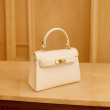 Lataa kuva Galleria-katseluun, NOE on italialainen nahkalaukku, joka yhdistää tyylikkyyden ja asenteen. Pieni, mutta vaikuttava – katseenvangitsija arkeen ja juhlaan.