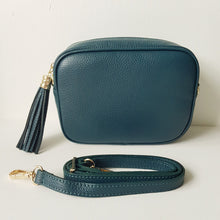 Lataa kuva Galleria-katseluun, ANGIE olkalaukku on aitoa nahkaa. Laukussa on kaksi säädettävää olkahihnaa ja vetoketjukiinnitys. Tupsukoriste toimii vetimenä. Suosittu crossbody malli.
Väri: petrooli
Koko: pituus 20 cm, korkeus 15 cm, syvyys 7 cm.
kapea nahkahihna kullanvärisillä pistolukoilla, leveys 2 cm, säädettävä pituus 130 cm
Hoito-ohje: Voi suojata nahalle sopivalla suojausaineella ennen käyttöönottoa. Puhdistetaan kostealla liinalla.
Valmistusmaa: Italia