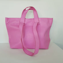 Lataa kuva Galleria-katseluun, Rebecca on tyylikäs shopper-laukku, jossa yhdistyvät italialainen käsityötaito, muuntautuva design ja arjen käytännöllisyys. Aito nahka ja hopeiset metalliosat tekevät laukusta klassikon, joka kestää aikaa ja käyttöä.
