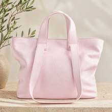 Lataa kuva Galleria-katseluun, Vaaleanpunainen Rebecca shopper -laukku aidosta nahasta valkoisella taustalla. Tilava italialainen shopper pitkillä ja lyhyillä kahvoilla sekä hopeisilla metalliyksityiskohdilla.