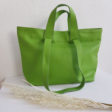 Lataa kuva Galleria-katseluun, Upea shopper- malli, laadukas ja käytännöllinen. Aivan varmasti pakko saada- asuste tänäkin keväänä.