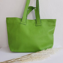 Lataa kuva Galleria-katseluun, Upea shopper- malli, laadukas ja käytännöllinen. Aivan varmasti pakko saada- asuste tänäkin keväänä.