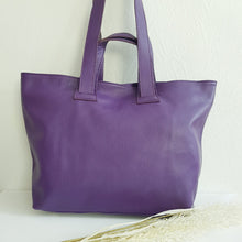 Lataa kuva Galleria-katseluun, Upea shopper- malli, laadukas ja käytännöllinen. Aivan varmasti pakko saada- asuste tänäkin kesäna. Koko: pituus 44 cm, korkeus 29 cm, syvyys 13,5 cm Olkahihnan leveys 3 cm, pituus 70 cm Värit: violetti Valmistusmaa: Italia