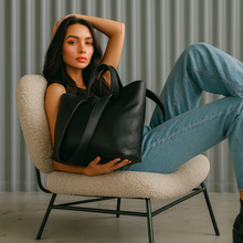 Lataa kuva Galleria-katseluun, Rebecca on tyylikäs shopper-laukku, jossa yhdistyvät italialainen käsityötaito, muuntautuva design ja arjen käytännöllisyys. Aito nahka ja hopeiset metalliosat tekevät laukusta klassikon, joka kestää aikaa ja käyttöä.