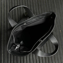 Lataa kuva Galleria-katseluun, REBECCA on monipuolinen ja supertilava shopper-nahkalaukku, jonka muoto elää mukanasi. Voit kantaa laukkua kahvoista tai olalla pitkällä hihnalla ja laukku mukautuu täydellisesti sisällön ja päivän tarpeiden mukaan. Pehmeä, laadukas nahka tekee laukusta yhtä aikaa ryhdikkään ja rennon. Vetoketju- ja magneettikiinnitys, sisällä vetoketjutasku ja avotaskut, hopeanväriset metalliosat.