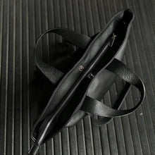 Lataa kuva Galleria-katseluun, REBECCA on monipuolinen ja supertilava shopper-nahkalaukku, jonka muoto elää mukanasi. Voit kantaa laukkua kahvoista tai olalla pitkällä hihnalla ja laukku mukautuu täydellisesti sisällön ja päivän tarpeiden mukaan. Pehmeä, laadukas nahka tekee laukusta yhtä aikaa ryhdikkään ja rennon. Vetoketju- ja magneettikiinnitys, sisällä vetoketjutasku ja avotaskut, hopeanväriset metalliosat.