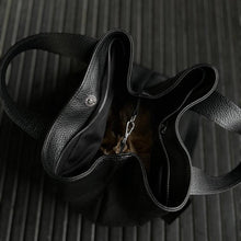 Lataa kuva Galleria-katseluun, REBECCA on monipuolinen ja supertilava shopper-nahkalaukku, jonka muoto elää mukanasi. Voit kantaa laukkua kahvoista tai olalla pitkällä hihnalla ja laukku mukautuu täydellisesti sisällön ja päivän tarpeiden mukaan. Pehmeä, laadukas nahka tekee laukusta yhtä aikaa ryhdikkään ja rennon. Vetoketju- ja magneettikiinnitys, sisällä vetoketjutasku ja avotaskut, hopeanväriset metalliosat.