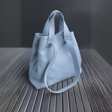 Lataa kuva Galleria-katseluun, REBECCA on monipuolinen ja supertilava shopper-nahkalaukku, jonka muoto elää mukanasi. Voit kantaa laukkua kahvoista tai olalla pitkällä hihnalla ja laukku mukautuu täydellisesti sisällön ja päivän tarpeiden mukaan. Pehmeä, laadukas nahka tekee laukusta yhtä aikaa ryhdikkään ja rennon. Vetoketju- ja magneettikiinnitys, sisällä vetoketjutasku ja avotaskut, hopeanväriset metalliosat