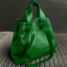 Lataa kuva Galleria-katseluun, Rebecca on tyylikäs shopper-laukku, jossa yhdistyvät italialainen käsityötaito, muuntautuva design ja arjen käytännöllisyys. Aito nahka ja hopeiset metalliosat tekevät laukusta klassikon, joka kestää aikaa ja käyttöä.