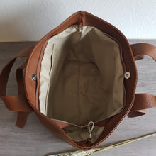 Lataa kuva Galleria-katseluun, REBECCA on monipuolinen ja supertilava shopper-nahkalaukku, jonka muoto elää mukanasi. Voit kantaa laukkua kahvoista tai olalla pitkällä hihnalla ja laukku mukautuu täydellisesti sisällön ja päivän tarpeiden mukaan. Pehmeä, laadukas nahka tekee laukusta yhtä aikaa ryhdikkään ja rennon. Vetoketju- ja magneettikiinnitys, sisällä vetoketjutasku ja avotaskut, hopeanväriset metalliosat.