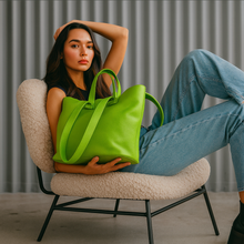 Lataa kuva Galleria-katseluun, REBECCA on monipuolinen ja supertilava shopper-nahkalaukku, jonka muoto elää mukanasi. Voit kantaa laukkua kahvoista tai olalla pitkällä hihnalla ja laukku mukautuu täydellisesti sisällön ja päivän tarpeiden mukaan. Pehmeä, laadukas nahka tekee laukusta yhtä aikaa ryhdikkään ja rennon. Vetoketju- ja magneettikiinnitys, sisällä vetoketjutasku ja avotaskut, hopeanväriset metalliosat.