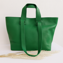 Lataa kuva Galleria-katseluun, Rebecca on tyylikäs shopper-laukku, jossa yhdistyvät italialainen käsityötaito, muuntautuva design ja arjen käytännöllisyys. Aito nahka ja hopeiset metalliosat tekevät laukusta klassikon, joka kestää aikaa ja käyttöä.