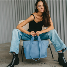 Lataa kuva Galleria-katseluun, REBECCA on monipuolinen ja supertilava shopper-nahkalaukku, jonka muoto elää mukanasi. Voit kantaa laukkua kahvoista tai olalla pitkällä hihnalla ja laukku mukautuu täydellisesti sisällön ja päivän tarpeiden mukaan. Pehmeä, laadukas nahka tekee laukusta yhtä aikaa ryhdikkään ja rennon. Vetoketju- ja magneettikiinnitys, sisällä vetoketjutasku ja avotaskut, hopeanväriset metalliosat