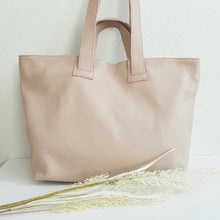 Lataa kuva Galleria-katseluun, Upea shopper- malli, laadukas ja käytännöllinen. Aivan varmasti pakko saada- asuste tänäkin keväänä.