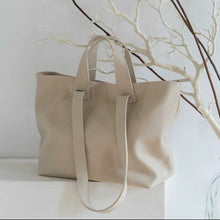 Lataa kuva Galleria-katseluun, Upea shopper- malli, laadukas ja käytännöllinen. Aivan varmasti pakko saada- asuste tänäkin syksynä. Koko: pituus 44 cm, korkeus 29 cm, syvyys 13,5 cm Olkahihnan leveys 3 cm, pituus 70 cm Värit: ruskea, punainen, luonnonvalkoinen, musta Valmistusmaa: Italia