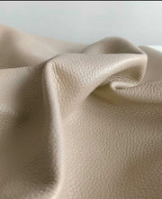 Lataa kuva Galleria-katseluun, Upea shopper- malli, laadukas ja käytännöllinen. Aivan varmasti pakko saada- asuste tänäkin syksynä. Koko: pituus 44 cm, korkeus 29 cm, syvyys 13,5 cm Olkahihnan leveys 3 cm, pituus 70 cm Värit: ruskea, punainen, luonnonvalkoinen, musta Valmistusmaa: Italia