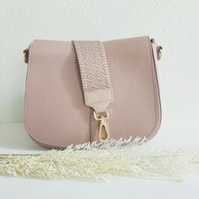 Lataa kuva Galleria-katseluun, Tyylikäs RENATA nahkalaukussa on kaksi hihnaa ja sisältä löytyy vetoketjullinen tilanjakaja sekä vetoketjullinen sivu ja avotasku. Koko: pituus 25 cm, korkeus 19 cm, syvyys 8 cm Väri : puuteri Hihna: Leveys 2,5 cm max pituus 110 cm leveä koristeellinen polyesteri/nahka hihna kullanvärisillä pistolukoilla, leveys 5,5 cm, säädettävä pituus max. 128 cm Valmistusmaa Italia