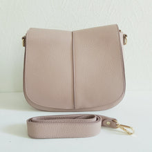 Lataa kuva Galleria-katseluun, Tyylikäs RENATA nahkalaukussa on kaksi hihnaa ja sisältä löytyy vetoketjullinen tilanjakaja sekä vetoketjullinen sivu ja avotasku. Koko: pituus 25 cm, korkeus 19 cm, syvyys 8 cm Väri : puuteri Hihna: Leveys 2,5 cm max pituus 110 cm leveä koristeellinen polyesteri/nahka hihna kullanvärisillä pistolukoilla, leveys 5,5 cm, säädettävä pituus max. 128 cm Valmistusmaa Italia