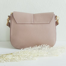 Lataa kuva Galleria-katseluun, Tyylikäs RENATA nahkalaukussa on kaksi hihnaa ja sisältä löytyy vetoketjullinen tilanjakaja sekä vetoketjullinen sivu ja avotasku. Koko: pituus 25 cm, korkeus 19 cm, syvyys 8 cm Väri : puuteri Hihna: Leveys 2,5 cm max pituus 110 cm leveä koristeellinen polyesteri/nahka hihna kullanvärisillä pistolukoilla, leveys 5,5 cm, säädettävä pituus max. 128 cm Valmistusmaa Italia