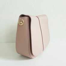 Lataa kuva Galleria-katseluun, Tyylikäs RENATA nahkalaukussa on kaksi hihnaa ja sisältä löytyy vetoketjullinen tilanjakaja sekä vetoketjullinen sivu ja avotasku. Koko: pituus 25 cm, korkeus 19 cm, syvyys 8 cm Väri : puuteri Hihna: Leveys 2,5 cm max pituus 110 cm leveä koristeellinen polyesteri/nahka hihna kullanvärisillä pistolukoilla, leveys 5,5 cm, säädettävä pituus max. 128 cm Valmistusmaa Italia