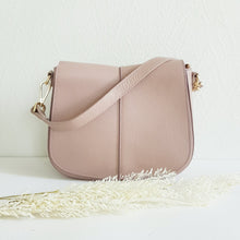 Lataa kuva Galleria-katseluun, Tyylikäs RENATA nahkalaukussa on kaksi hihnaa ja sisältä löytyy vetoketjullinen tilanjakaja sekä vetoketjullinen sivu ja avotasku. Koko: pituus 25 cm, korkeus 19 cm, syvyys 8 cm Väri : puuteri Hihna: Leveys 2,5 cm max pituus 110 cm leveä koristeellinen polyesteri/nahka hihna kullanvärisillä pistolukoilla, leveys 5,5 cm, säädettävä pituus max. 128 cm Valmistusmaa Italia