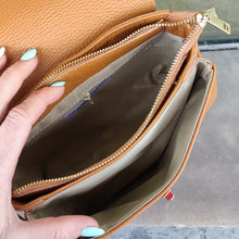 Lataa kuva Galleria-katseluun, Tyylikäs RUFINA olkalaukku säädettävällä olkahihnalla. Laukussa kaksi lokeroa keskellä ja sivussa vetoketjulliset taskut. Tyylikäs kullanvärinen lukkokiinnitys ,takana vetoketjullinen sivutasku. Materiaali: nahka Koko: pituus 22,5 cm, korkeus 17 cm, syvyys 6 cm Hihna: leveys 4 cm , max pituus 122 cm Valmistusmaa: Italia Laukkuun sopii myös erillinen koristehihna mitä löytyy verkkokaupasta Laukun hihnat!