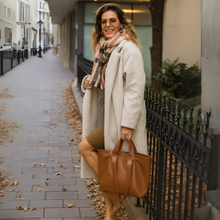 Lataa kuva Galleria-katseluun, REBECCA on monipuolinen ja supertilava shopper-nahkalaukku, jonka muoto elää mukanasi. Voit kantaa laukkua kahvoista tai olalla pitkällä hihnalla ja laukku mukautuu täydellisesti sisällön ja päivän tarpeiden mukaan. Pehmeä, laadukas nahka tekee laukusta yhtä aikaa ryhdikkään ja rennon. Vetoketju- ja magneettikiinnitys, sisällä vetoketjutasku ja avotaskut, hopeanväriset metalliosat.