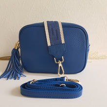 Lataa kuva Galleria-katseluun, ANGIE olkalaukussa on kaksi säädettävää olkahihnaa ja vetoketjukiinnitys. Tupsukoriste toimii vetimenä. Suosittu crossbody malli.