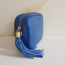 Lataa kuva Galleria-katseluun, ANGIE olkalaukussa on kaksi säädettävää olkahihnaa ja vetoketjukiinnitys. Tupsukoriste toimii vetimenä. Suosittu crossbody malli.