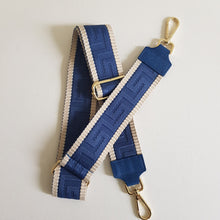 Lataa kuva Galleria-katseluun, ANGIE olkalaukussa on kaksi säädettävää olkahihnaa ja vetoketjukiinnitys. Tupsukoriste toimii vetimenä. Suosittu crossbody malli.