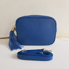 Lataa kuva Galleria-katseluun, ANGIE olkalaukussa on kaksi säädettävää olkahihnaa ja vetoketjukiinnitys. Tupsukoriste toimii vetimenä. Suosittu crossbody malli.