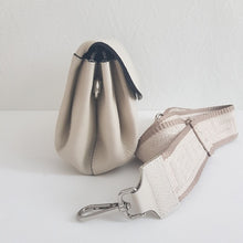 Lataa kuva Galleria-katseluun, SANDRA nahkalaukku — luonnonvalkoinen. Eleganttia käytännöllisyyttä arkeen ja juhlaan!
Sandra on italialainen nahkalaukku, joka yhdistää ajattoman tyylin ja huipputason käytännöllisyyden. Laukun moderni crossbody-malli istuu mukavasti, ja leveä, koristeellinen kangashihna tuo persoonallisen twistin – voit säätää pituuden juuri sinulle sopivaksi!