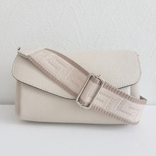 Lataa kuva Galleria-katseluun, SANDRA nahkalaukku — luonnonvalkoinen. Eleganttia käytännöllisyyttä arkeen ja juhlaan!
Sandra on italialainen nahkalaukku, joka yhdistää ajattoman tyylin ja huipputason käytännöllisyyden. Laukun moderni crossbody-malli istuu mukavasti, ja leveä, koristeellinen kangashihna tuo persoonallisen twistin – voit säätää pituuden juuri sinulle sopivaksi!