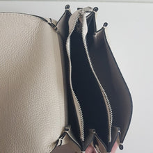 Lataa kuva Galleria-katseluun, SANDRA nahkalaukku koristehihnalla ja hopeilla lukoilla