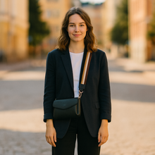 Lataa kuva Galleria-katseluun, SANDRA nahkalaukku on suunniteltu arjen tarpeisiin: rento, kevyt ja käytännöllinen crossbody, joka kulkee mukanasi joka päivä. Sen kirjekuorimainen muoto ja leveä koristehihna tuovat tyyliin ripauksen rentoa trendikkyyttä.