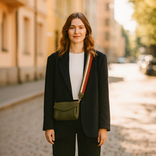 Lataa kuva Galleria-katseluun, SANDRA nahkalaukku on suunniteltu arjen tarpeisiin: rento, kevyt ja käytännöllinen crossbody, joka kulkee mukanasi joka päivä. Sen kirjekuorimainen muoto ja leveä koristehihna tuovat tyyliin ripauksen rentoa trendikkyyttä.