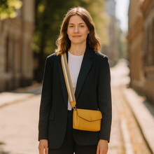 Lataa kuva Galleria-katseluun, SANDRA nahkalaukku on suunniteltu arjen tarpeisiin: rento, kevyt ja käytännöllinen crossbody, joka kulkee mukanasi joka päivä. Sen kirjekuorimainen muoto ja leveä koristehihna tuovat tyyliin ripauksen rentoa trendikkyyttä.