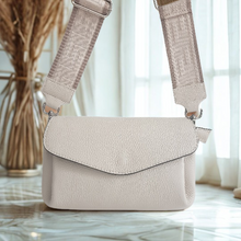 Lataa kuva Galleria-katseluun, SANDRA nahkalaukku koristehihnalla ja hopeilla lukoilla