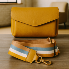 Lataa kuva Galleria-katseluun, SANDRA nahkalaukku on suunniteltu arjen tarpeisiin: rento, kevyt ja käytännöllinen crossbody, joka kulkee mukanasi joka päivä. Sen kirjekuorimainen muoto ja leveä koristehihna tuovat tyyliin ripauksen rentoa trendikkyyttä.