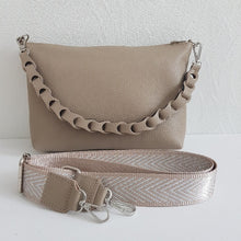 Lataa kuva Galleria-katseluun, Tyylikäs SARA nahkalaukku säädettävällä koristehihnalla ja hopeilla metalliosilla. Laukussa käsihihna on kaunista nahka punosta. Laukun sisällä löytyy vetoketjullinen sivutasku. Koko: pituus 28 cm, korkeus 20 cm, syvyys 4 cm. Hihna: leveys 3,8 cm, max pituus 126 cm. Valmistusmaa: Italia.