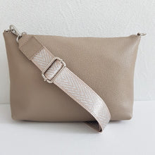 Lataa kuva Galleria-katseluun, Tyylikäs SARA nahkalaukku säädettävällä koristehihnalla ja hopeilla metalliosilla. Laukussa käsihihna on kaunista nahka punosta. Laukun sisällä löytyy vetoketjullinen sivutasku. Koko: pituus 28 cm, korkeus 20 cm, syvyys 4 cm. Hihna: leveys 3,8 cm, max pituus 126 cm. Valmistusmaa: Italia.