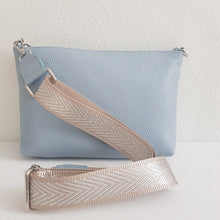 Lataa kuva Galleria-katseluun, Tyylikäs SARA nahkalaukku säädettävällä koristehihnalla ja hopeilla metalliosilla. Laukussa käsihihna on kaunista nahka punosta. Laukun sisällä löytyy vetoketjullinen sivutasku. Koko: pituus 28 cm, korkeus 20 cm, syvyys 4 cm. Hihna: leveys 3,8 cm, max pituus 126 cm. Valmistusmaa: Italia.