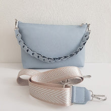 Lataa kuva Galleria-katseluun, Tyylikäs SARA nahkalaukku säädettävällä koristehihnalla ja hopeilla metalliosilla. Laukussa käsihihna on kaunista nahka punosta. Laukun sisällä löytyy vetoketjullinen sivutasku. Koko: pituus 28 cm, korkeus 20 cm, syvyys 4 cm. Hihna: leveys 3,8 cm, max pituus 126 cm. Valmistusmaa: Italia.